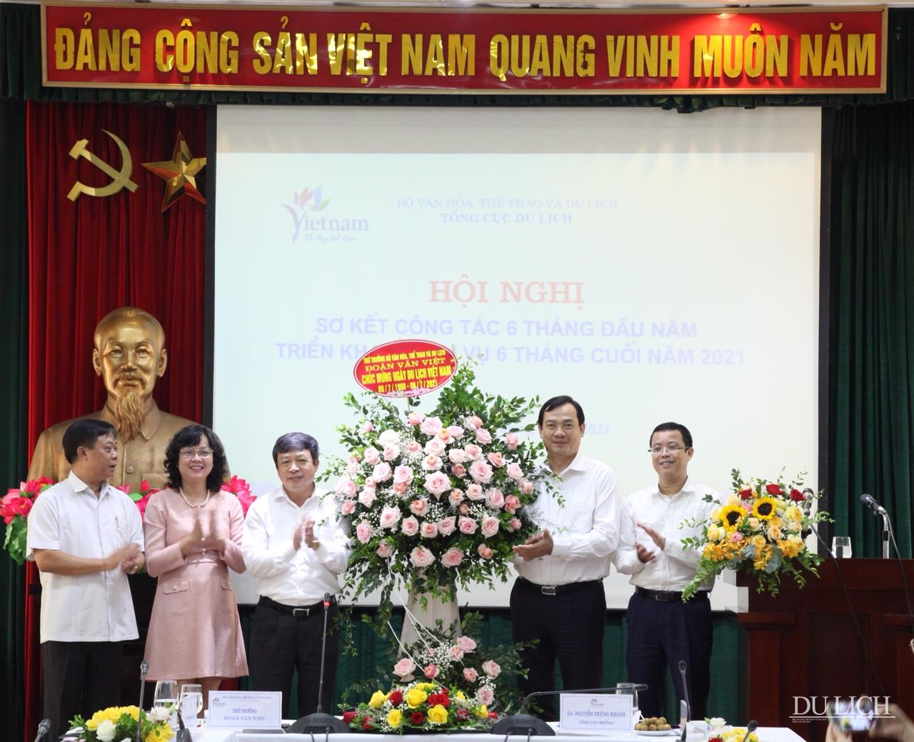 Thứ trưởng Bộ VHTTDL Đoàn Văn Việt đã tặng hoa chúc mừng Tổng cục Du lịch nhân dịp kỷ niệm 61 năm ngày thành lập ngành Du lịch Việt Nam (9/7/1960 - 9/7/2021)